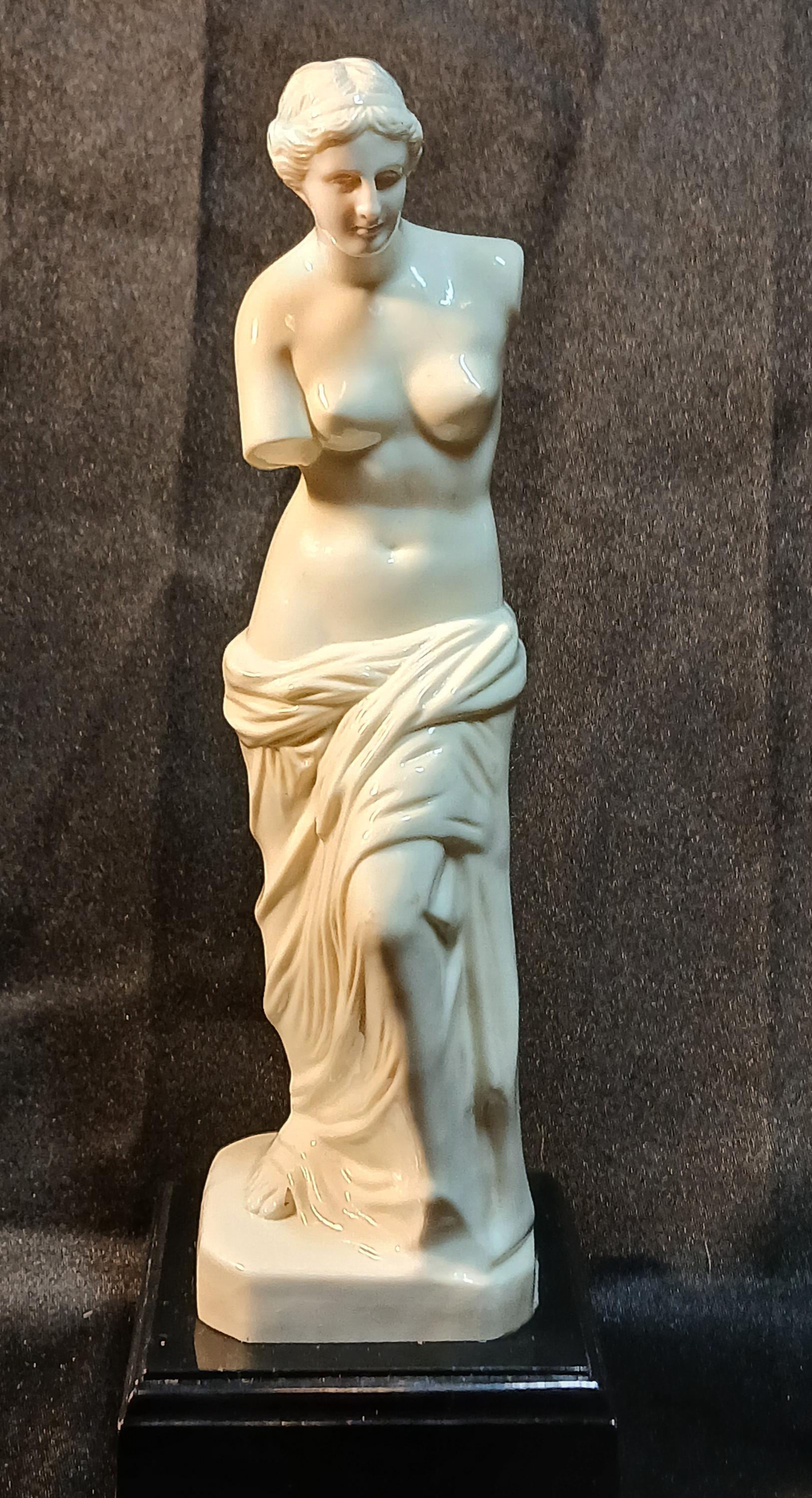 Vintage Venus de Milo Statue – Classical White Resin Sculpture on Black Base