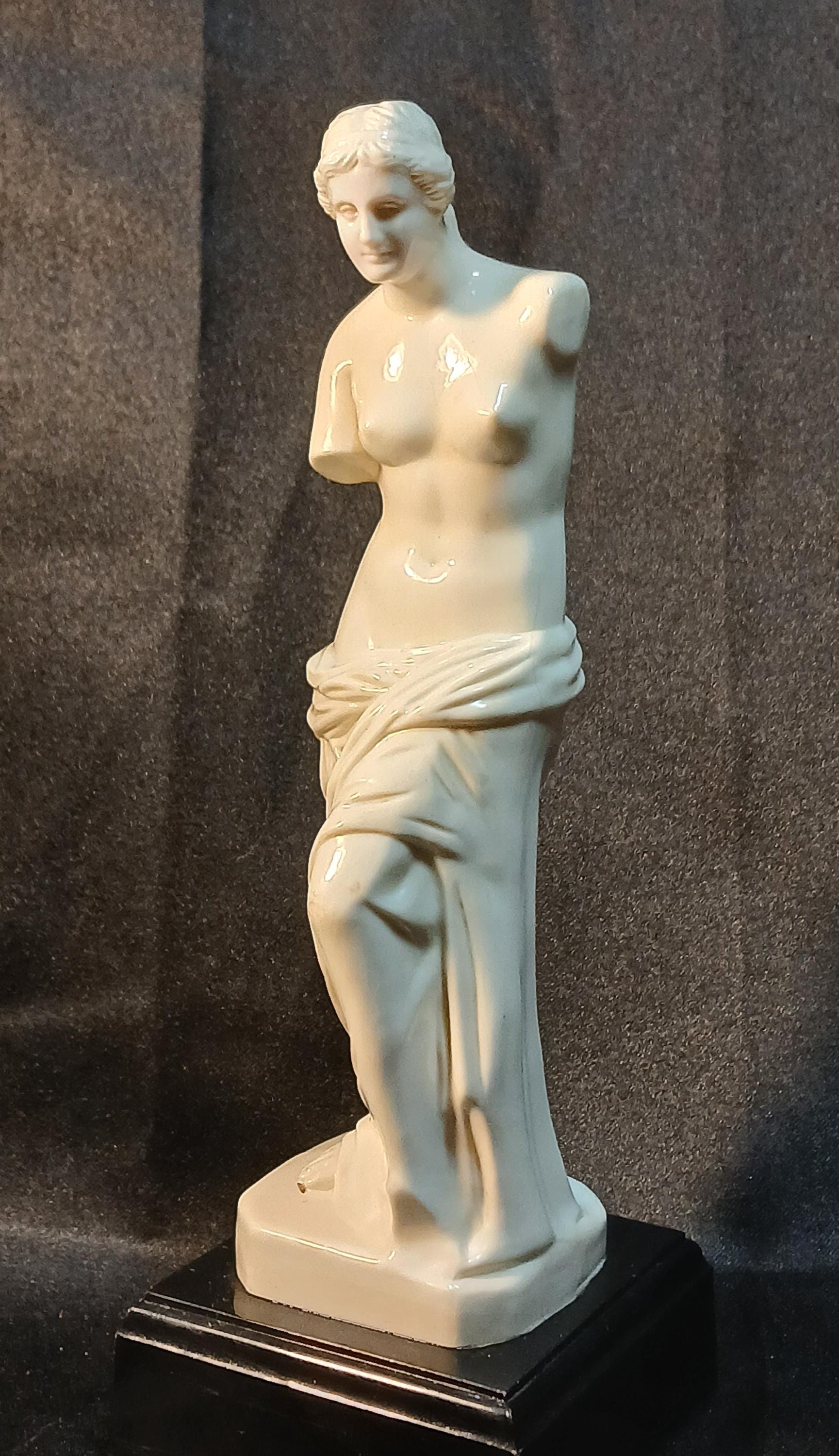 Vintage Venus de Milo Statue – Classical White Resin Sculpture on Black Base