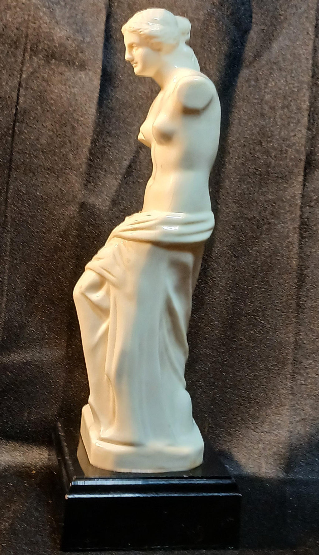 Vintage Venus de Milo Statue – Classical White Resin Sculpture on Black Base