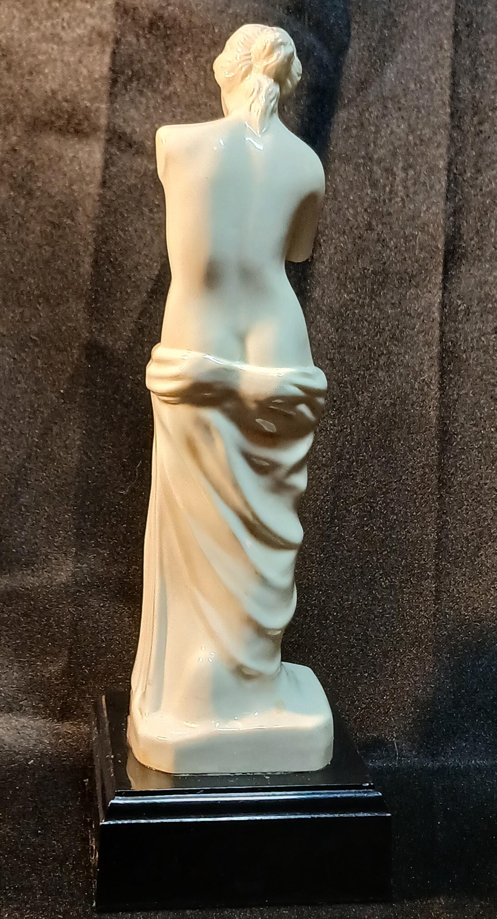 Vintage Venus de Milo Statue – Classical White Resin Sculpture on Black Base