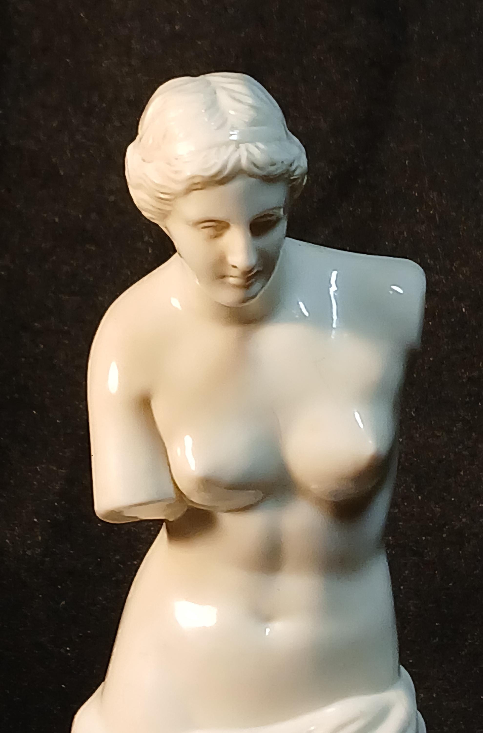 Vintage Venus de Milo Statue – Classical White Resin Sculpture on Black Base