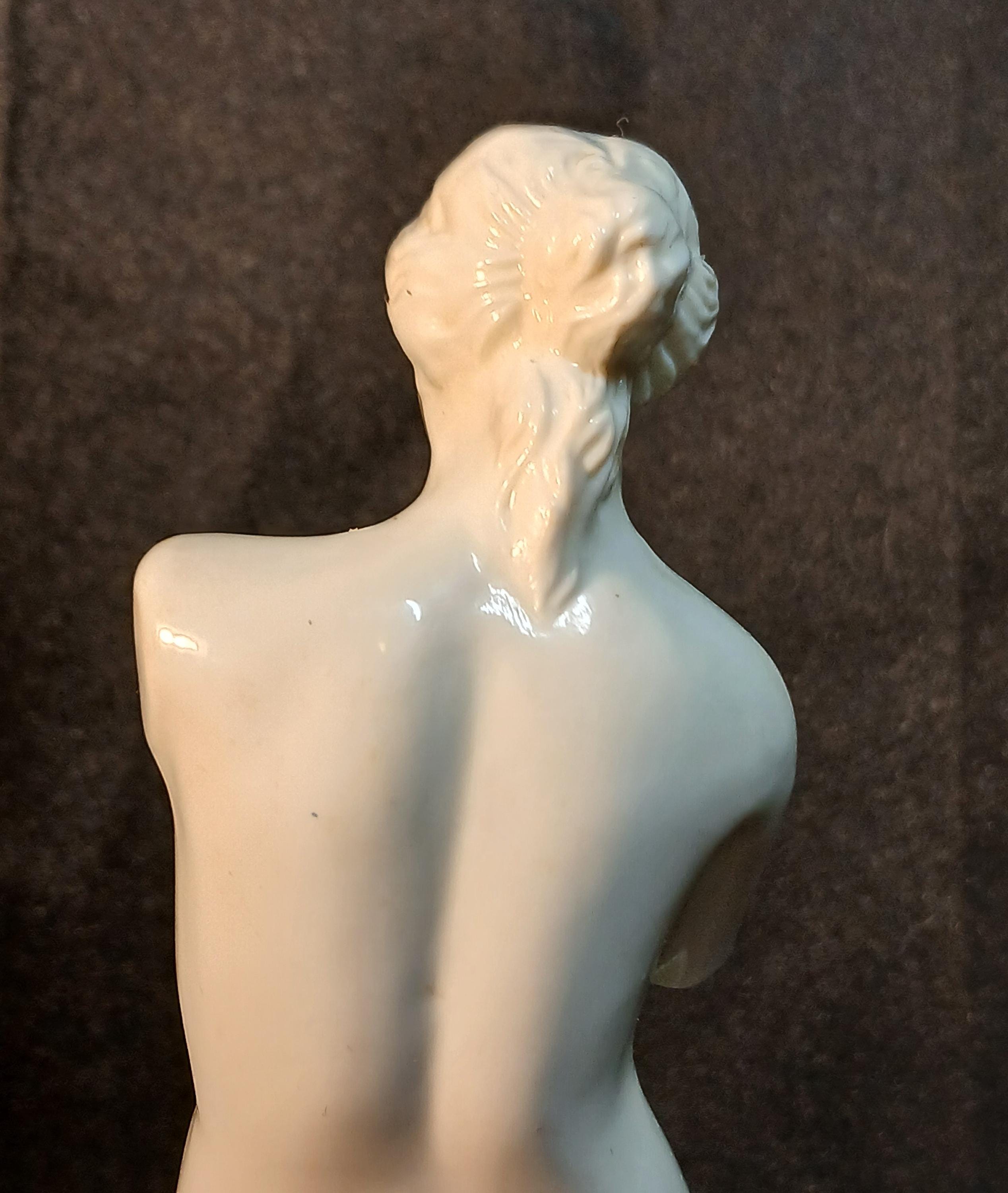 Vintage Venus de Milo Statue – Classical White Resin Sculpture on Black Base